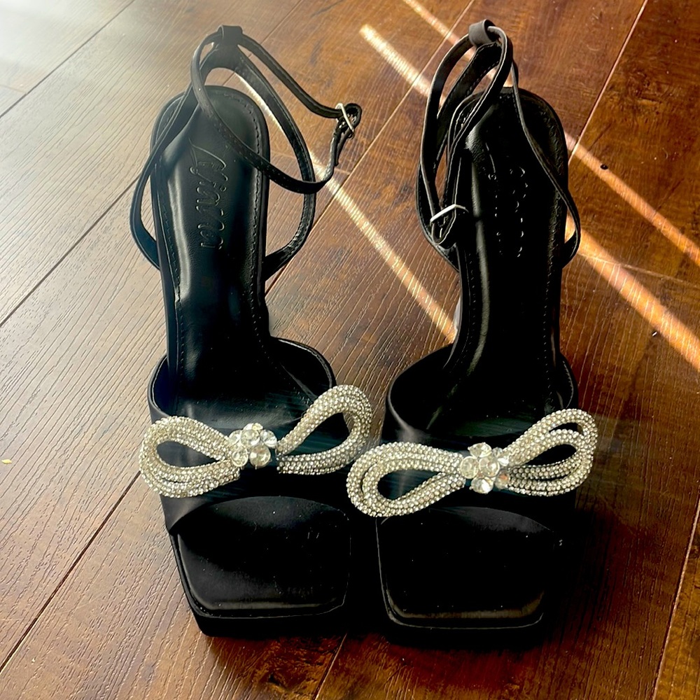 Brand new without box rhinestone bow platforms 🖤